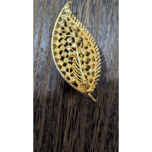 Vintage Leaf-Shaped Brooch Pin With Faux Pearls & Gold-Tone Finish - Retro Chic - Picture 2 of 5